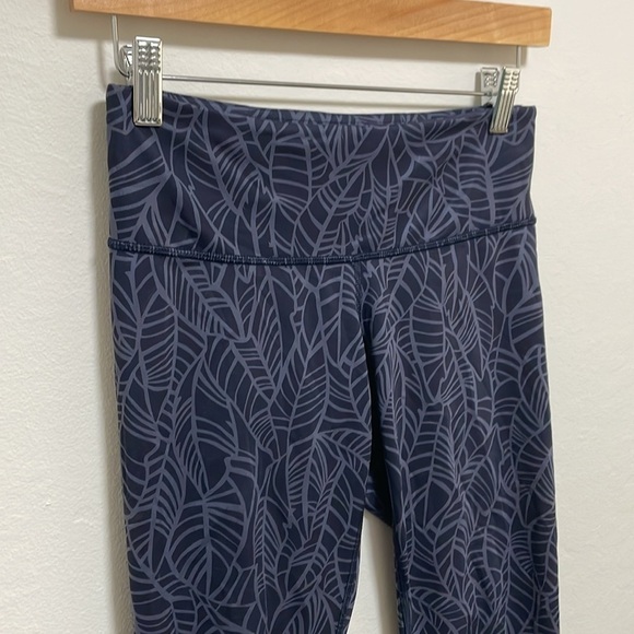 Lululemon Navy Workout Leggings Size 6 - Picture 3 of 6